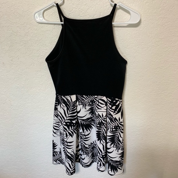 Black and white women’s dress, “like new” - Picture 3 of 5